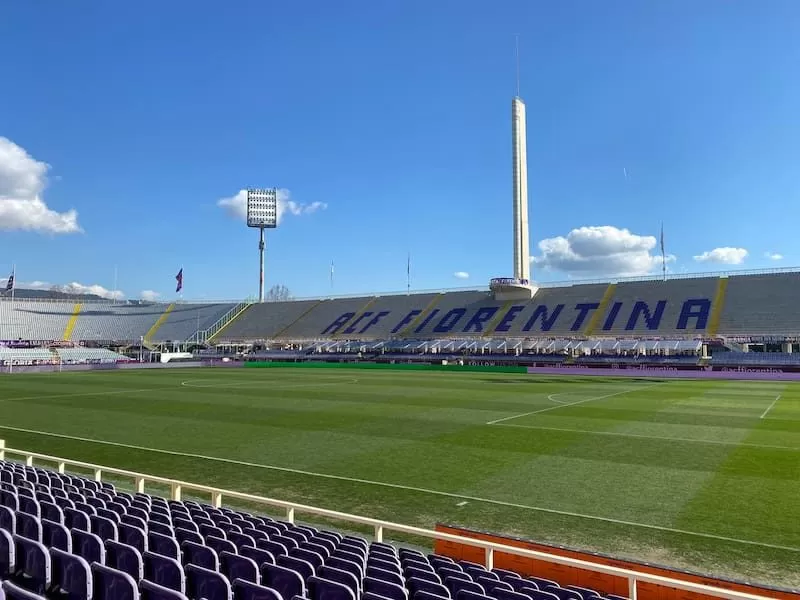 Viola và sân chủ nhà hoành tráng