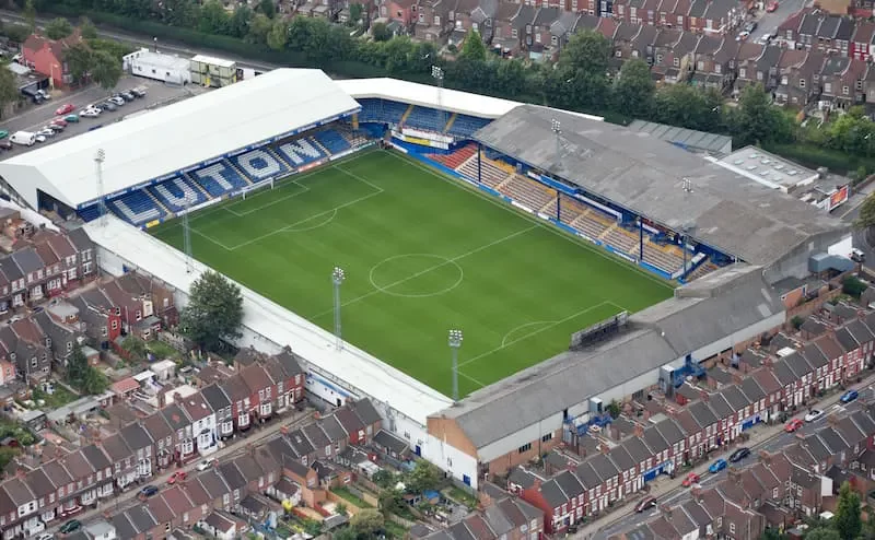 Sân bóng Kenilworth Road của Luton Town